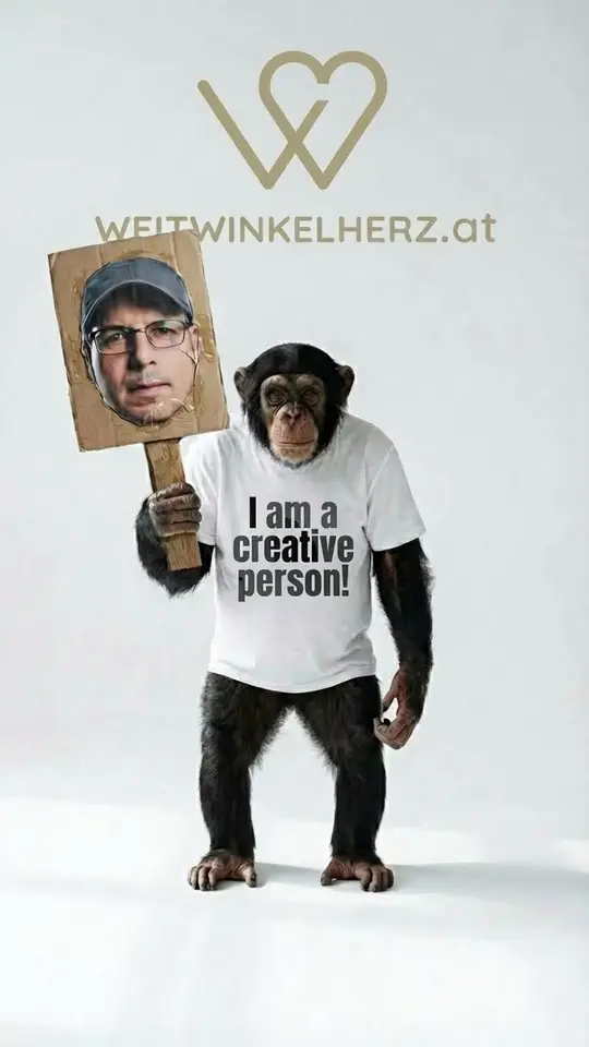 Der Schimpanse im T-Shirt „I am a creative person“ hält ein Schild mit dem Foto von Robert Brezina