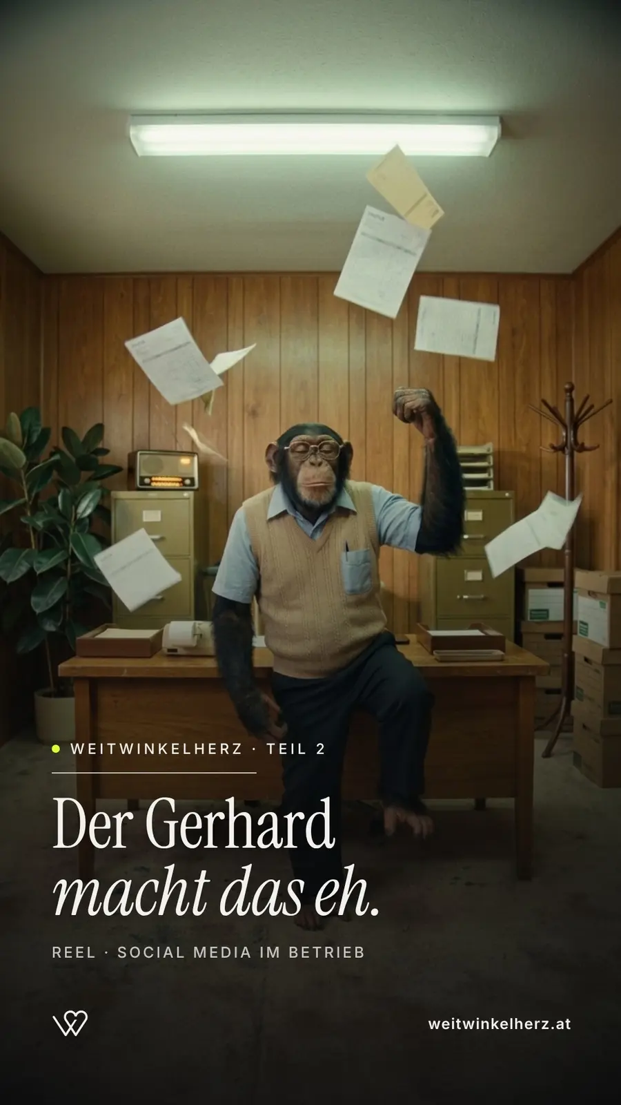 Der Schimpanse im Pullunder wirft in einem Altbaubüro Papiere in die Luft – Titelbild „Der Gerhard macht das eh“