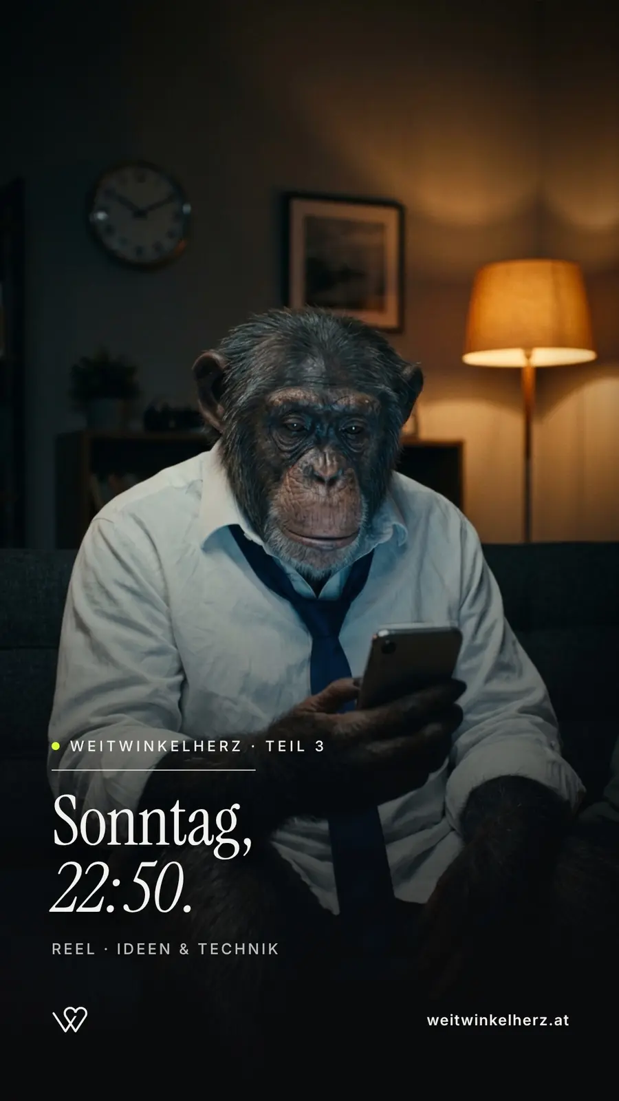 Der Schimpanse in Hemd und Krawatte sitzt spätabends auf dem Sofa und tippt am Handy – Titelbild „Sonntag, 22:50“