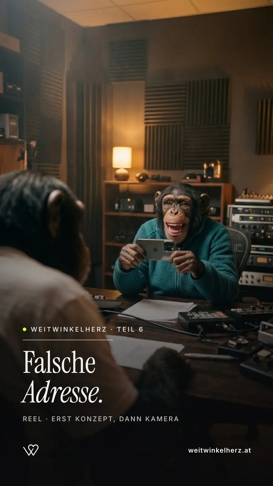 Der Schimpanse sitzt im Tonstudio mit Kopfhörern und Zettel in der Hand – Titelbild „Falsche Adresse“