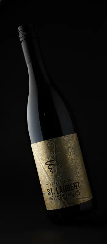 Flasche St. Laurent mit goldenem Etikett vor schwarzem Hintergrund