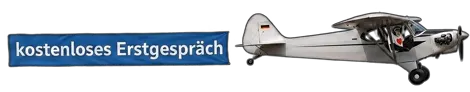 Der Schimpanse fliegt mit Robert ein Propellerflugzeug, hinten flattert ein Banner „kostenloses Erstgespräch“
